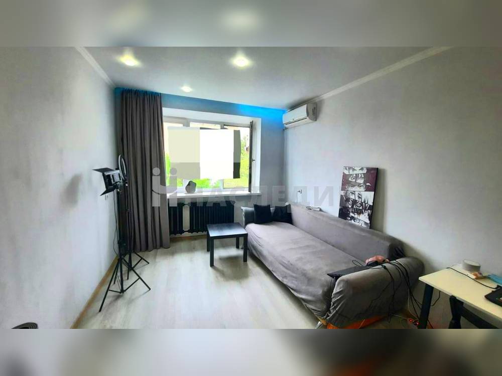 2-комнатная квартира, 40 м2 4/5 этаж, Артём, ул. Островского - фото 1